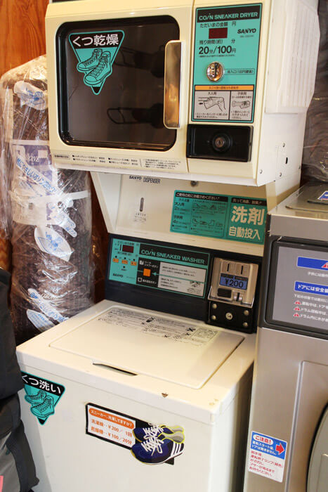 上がスニーカー専用乾燥機、下が専用洗濯機。