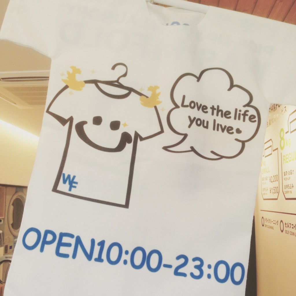 金のシャチ入りTシャツの旗。Tシャツのイラストもかわいい!