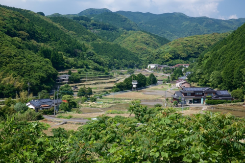石木ダムが建設されるとダムの底に沈む川原地区。美しい里山が印象的
